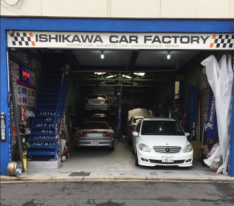 青い外壁とISHIKAWA CAR FACTORYの看板が目印の石川自動車
