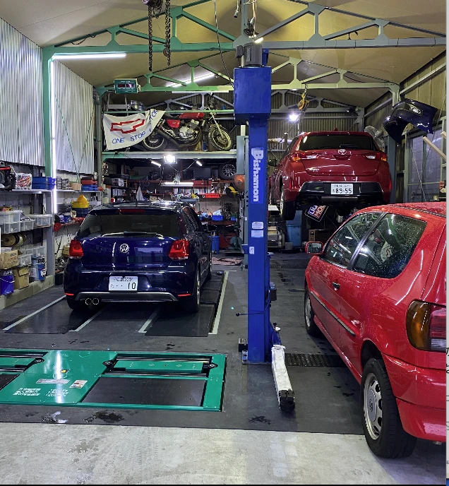 車両リフトを備えた工場内